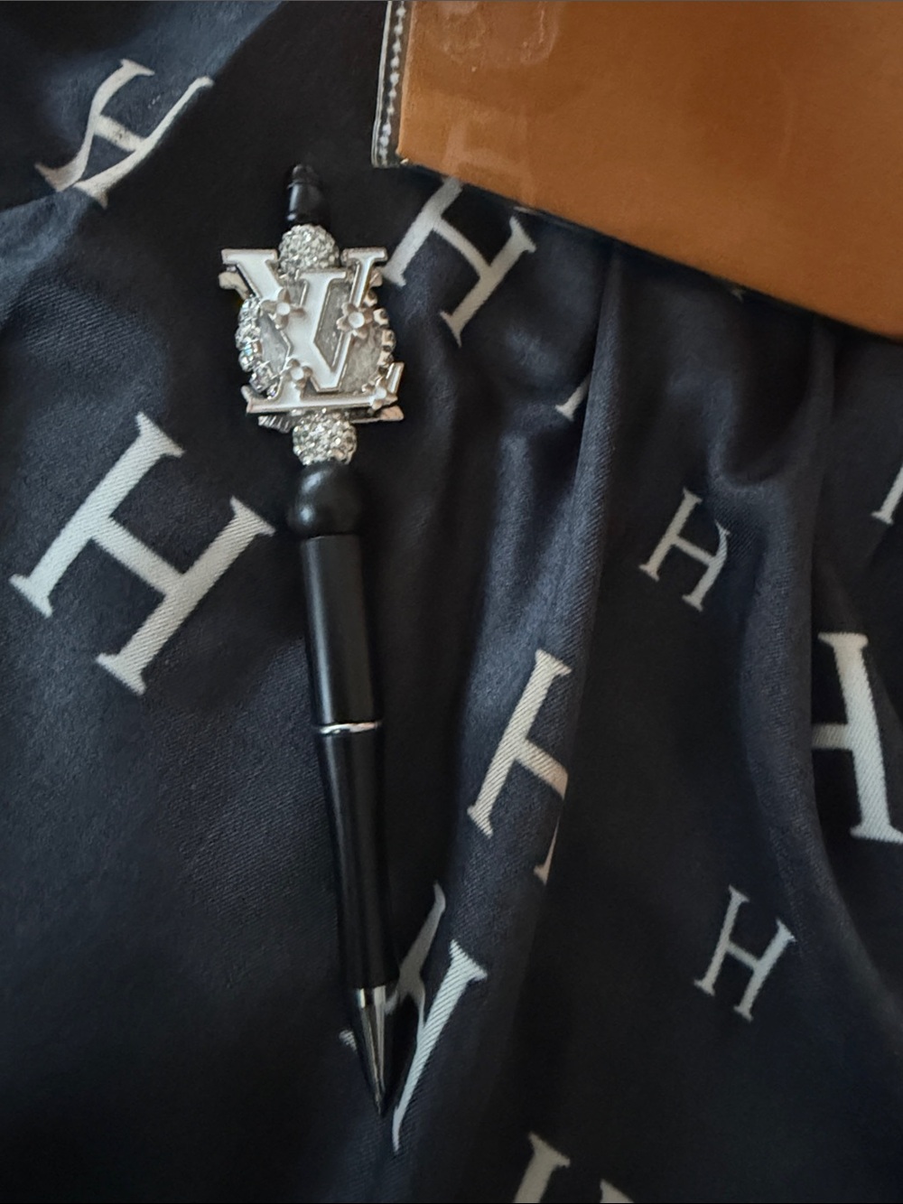 🏵️Black and Silver pen with Crystal Accent - Picture 2 of 4
